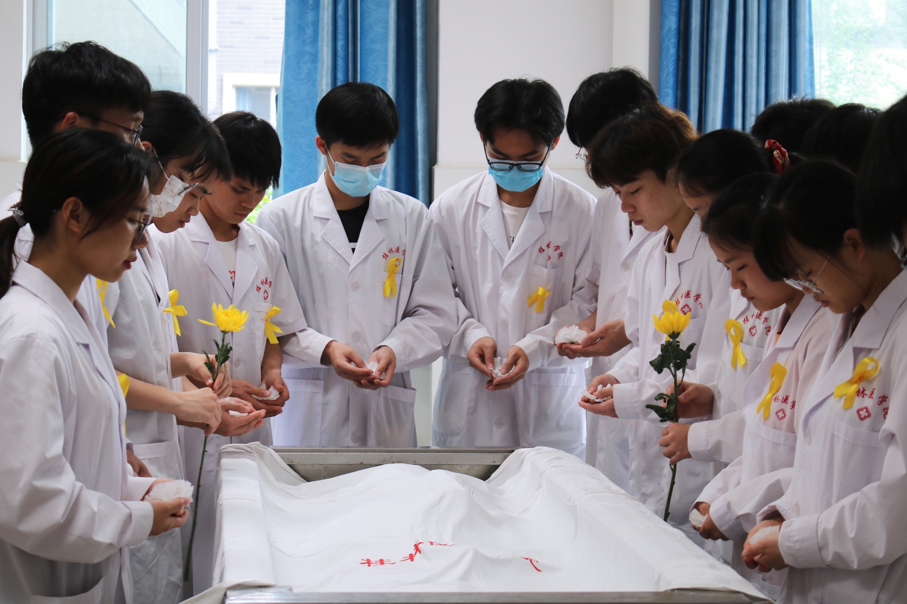 勉励医学生刻苦学习,不负大体老师的教导之恩,将桂林医学院弘德善医